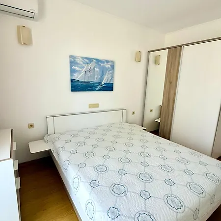 Spacious Crystal Apartman